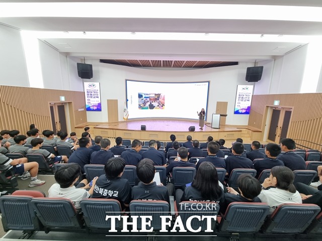 천안시체육회가 천안지역 중·고등학교에 재학 중인 엘리트 운동선수들을 위한 진로 교육을 진행했다. / 천안=김경동 기자