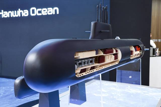 한화오션이 잠수함 소나(SONAR)의 핵심부품 국산화에 성공했다. 사진은 부산 벡스코에서 열린 2023 국제해양방위산업전(MADEX)에 전시된 한화오션의 장보고-III 배치-2(Batch-II) 모형 모습. /한화오션