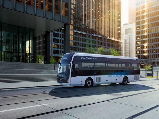 현대자동차가 출시한 세계 최초 고속형 대형버스 급 수소연료전지버스 유니버스 수소전기버스의 모습. /현대자동차