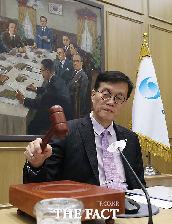 한국은행은 금융통화위원회가 13일 통화정책방향 회의를 개최하고 기준금리를 결정하는 가운데 금리 동결 전망이 우세하다. 사진은 이창용 한국은행 총재가 지난 5월 25일 서울 중구 한국은행 신축 본부에서 열린 금융통화위원회 정기회의에서 의사봉을 두드리고 있다. /사진공동취재단