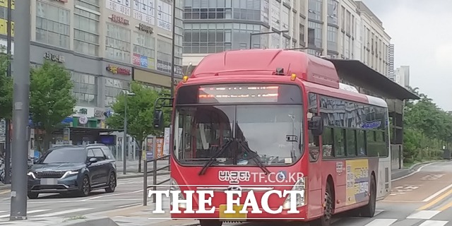 세종시청 인근 광역간선급행버스체계(BRT) 전용도로에서 B4 버스가 운행하고 있다. 세종시는 오는 19일부터 B2·B4노선을 증회·증차 운행한다. / 세종=라안일 기자