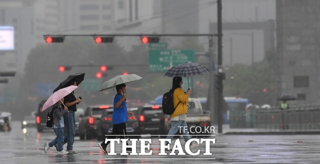 13일 전국 대부분 지역에 돌풍과 천둥·번개를 동반한 폭우가 내린다. /박헌우 기자
