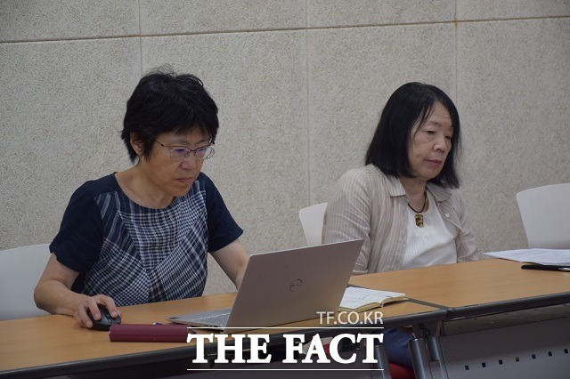 사코다 도키코 변호사(왼쪽)는 구마모토 판결 이후 재판장 밖으로 달려 나가 승소라고 쓰인 문구를 펼치며 기뻐했다고 한다. 아유쿄 마치코 변호사는 구마모토 판결과 한센인 보상법 개정안을 이끈 핵심 일원이다. /소록도=김정수 기자