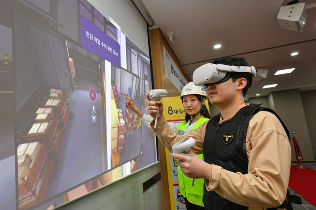 현대모비스 임직원들이 가상현실(VR) 장비를 착용해 사고 상황을 체험하고 안전 교육을 받고 있다. /현대모비스