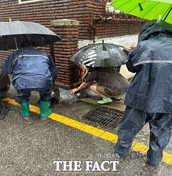 이웃 주민이 반지하 거주 재해약자의 신속 대피를 돕는 동행파트너 활동 모습. /서울시