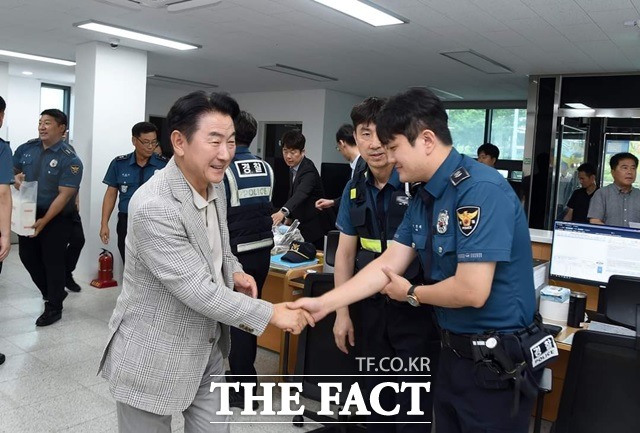 녹양지구대를 방문한 김동근 시장이 당시 병원이송을 담당한 경찰관과 인사를 나누고 있다.