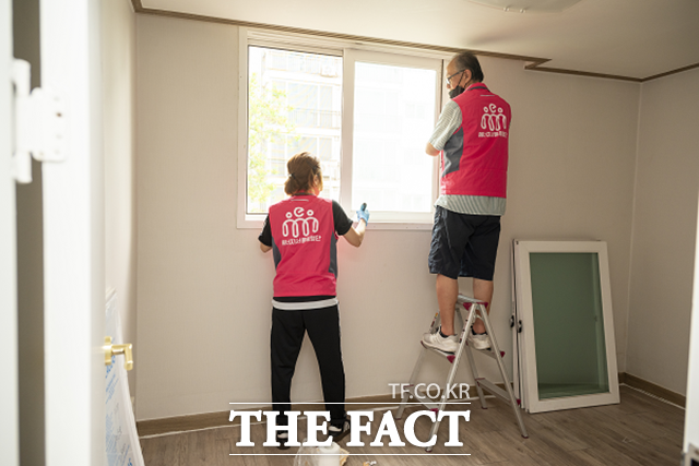 노후주택에 사는 기후위기 취약계층에게 간편시공으로 냉·난방비 부담을 줄여주는 에너지 서울 동행단이 출범한다. /서울시