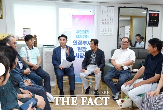 입석마을 주민들과 마을 정주 환경 개선에 대한 논의를 하고 있는 김동근 의정부시장.