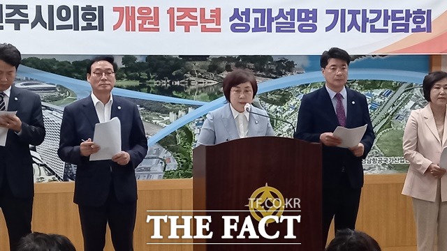 제9대 진주시의회가 출범 1주년을 맞아 양해영 시의회의장을 비롯한 의장단이 기자회견을 하고 있다./진주=이경구 기자