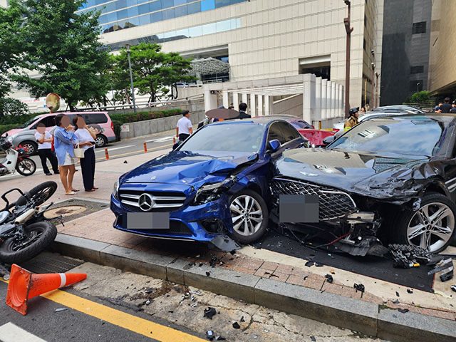 서울의 한 백화점 지하주차장 입구에서 7중 추돌사고가 발생해 경찰이 조사에 나섰다. /경찰 제공