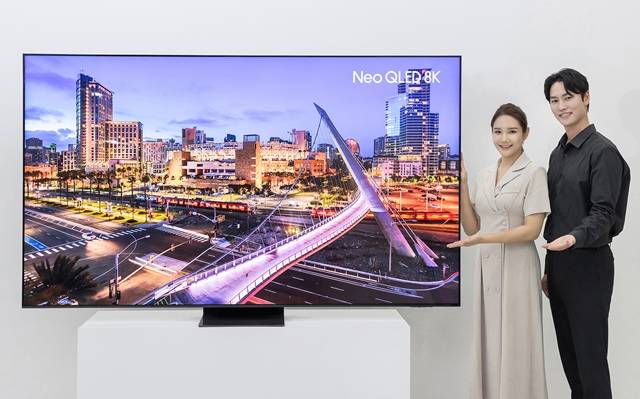 삼성전자 모델이 98형 Neo QLED 8K 신모델을 소개하고 있다. /삼성전자