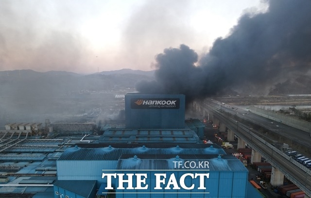 한국타이어앤테크놀로지 대전 공장에서 끼임 사고로 근로자 1명이 사망했다. 사진은 한국타이어 대전 공장에서 발생한 화재로 연기가 주변 아파트를 뒤덮은 모습. /박헌우 기자