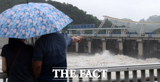 전국 대부분의 지역에 많은 비가 내리고 있는 14일 오후 경기 하남시 팔당댐을 찾은 시민들이 방류 중인 댐을 바라 보고 있다. /하남=서예원 인턴기자