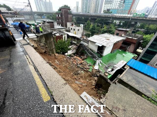 지난 13일 오후6시35분께 서울 서대문구 연희동 일대의 한 도로가 무너져 내리는 사고가 발생했다. 사진은 14일 복구작업을 진행 중인 사고 현장. /이장원 인턴기자