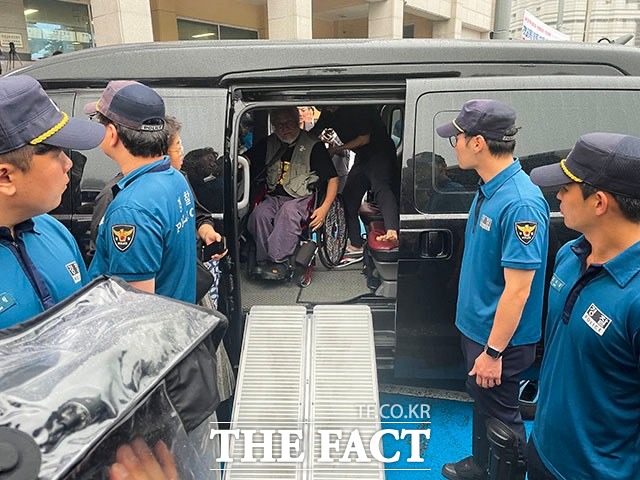 버스 운행을 막고 기습시위를 벌여 경찰에 현행범 체포된 전장연 박경석 대표가 14일 조사를 받기 위해 서울 남대문경찰서에 도착하고 있다. /이장원 인턴기자