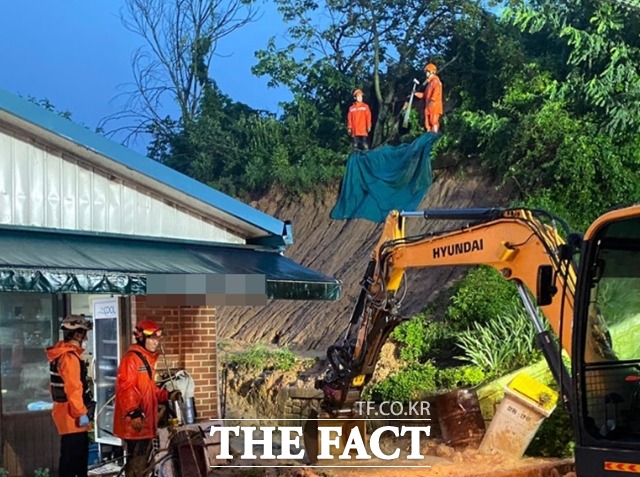 15일 세종시 연동면 승용리 일원에서 소방 관계자들이 토사에 매몰된 주민을 찾기 위해 구조활동을 벌이고 있다. / 세종시