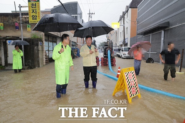 이범석 청주시장이 15일 침수지역인 서원구 모충동 일원 등을 돌며 현장 상황을 점검하고 있다. /청주시.