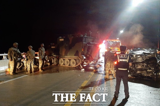 2020년 8월 포천시 영로대교에서 SUV차량이 미군 장갑차를 추돌하는 사고가 발생해 SUV에 타고 있던 4명이 숨지고 장갑차에 탑승했던 미군 1명이 다쳤다./경기북부소방재난본부 제공