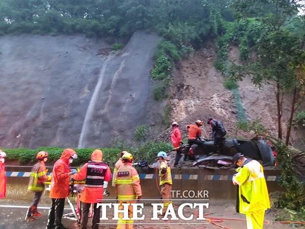 15일 오전 5시 28분에는 청주시 서원구 남이면 석판리의 한 야산에서 산사태가 일어나 토석이 도로를 덮쳤다. 이 사고로 이곳을 지나던 승용차가 흙더미에 묻혔다. /충북소방본부.