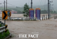 '물에 잠긴 도로'…충북 괴산댐 월류로 주민 긴급대피