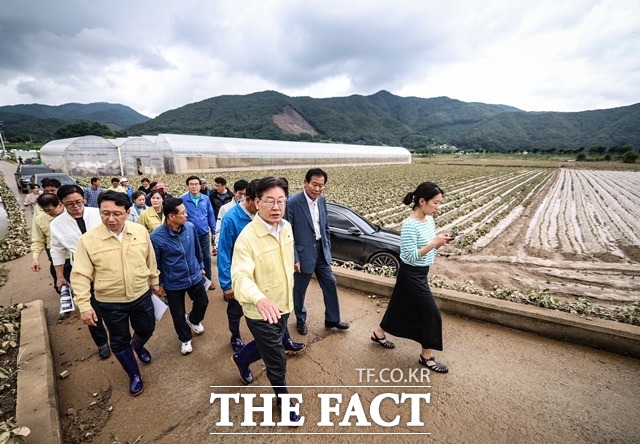 이재명 더불어민주당 대표가 16일 오후 충북 괴산군 불정면 창산리 폭우 피해 농가를 방문해 현장을 살펴보고 있다. /민주당 제공