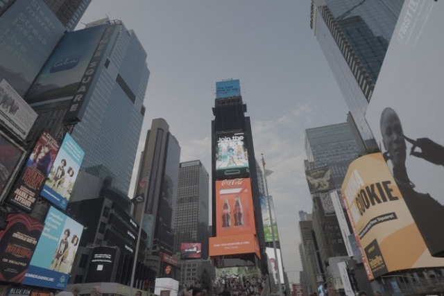 미국 뉴욕 타임스스퀘어에서 삼성전자 갤럭시 신제품 조인 더 플립 사이드 디지털 옥외광고가 나오고 있다. /삼성전자