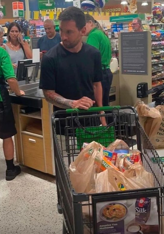 미국 인터 마이애미로 이적한 리오넬 메시가 동네 슈퍼마켓에서 장을 보고 있다. /트위터 캡쳐