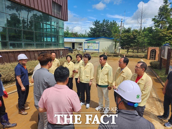 충북 청주시의회 환경위원회는 17일 청주지역에 내린 폭우로 침수된 청주공공하수처리시설 등을 긴급 점검했다. /청주시의회