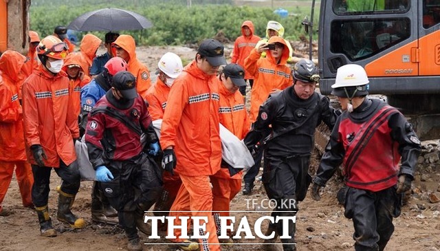 경북 예천에서 실종됐던 3명이 숨진 채 발견되며 전국 사망자는 44명으로 늘었다. /경북소방본부