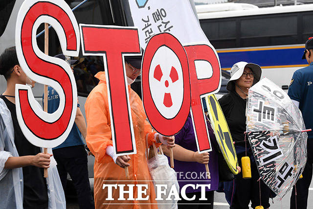 오염수 해양투기 저지 5차 전국행동의 날이 15일 오후 서울 종로구 주한일본대사관 앞에서 열린 가운데 참가자들이 손피켓을 들어보이며 구호를 외치고 있다. / 남용희 기자