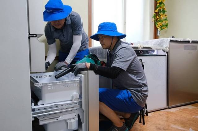 삼성전자서비스 임직원이 충청 지역에서 침수된 냉장고를 건조·세척하고 있다. /삼성전자