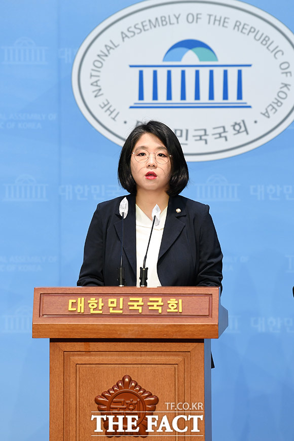윤석열 정부 집중호우 수해 대응 관련 비판 기자회견 열고 발언하는 용 의원.