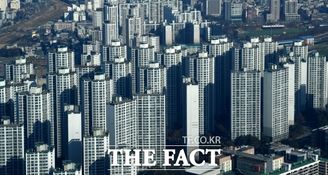 부동산 인기지역인 강남 4구와 마용성 지역의 주택가격이 전월 대비 상승 전환하면서 서울 주택가격도 반등기에 접어들었다. 특히 헬리오시티, 잠실파크리오 등 송파구 대단지의 규모별 월 평균 매매가격은 2억 원가량 올랐다. 잠실파크리오 아파트 모습. /더팩트 DB