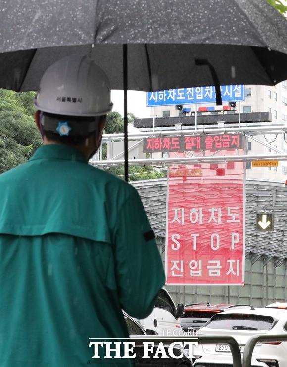 오세훈 서울시장이 18일 오후 서울 서초구 염곡동서지하차도에서 지하차도 진입 차단시설 시연을 지켜보고 있다. /뉴시스