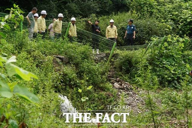 산림청과 경찰, 마을 이장 등이 합동으로 산사태 우려지역을 점검하고 있다. / 산림청