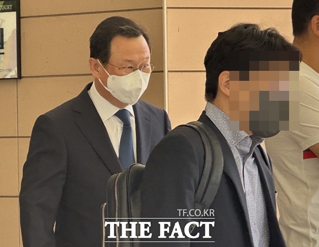 불법 리베이트 제공 혐의를 받는 어진 부회장이 19일 서울서부지방법원에서 열린 공판을 마친 뒤 이동하고 있다. /문수연 기자