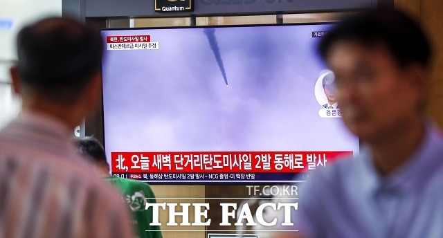 북한이 19일 새벽 단거리탄도미사일(SRBM)을 기습 발사했다. /뉴시스