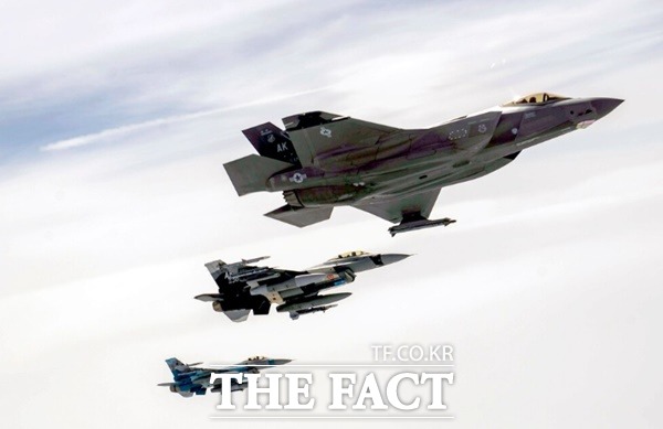 미국이 이란과 러시아의 위협에 대응해 중동 지역에 F-35스텔스 전투기와 F-16 전투기를 보냈다. 사진은 F-35(앞쪽)와 F-16이 지난 2021년 7월28알 알래스카 아일슨 공군기지 상공을 편대 비행하는 모습. /미국방부