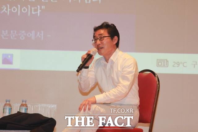 이시혁 대구식품노조 대구본부장이 두 번째 신: 톨로사의 거리 출간해 작가와의 만남을 가졌다/ 대구·경북 노동과 사회 정책 포럼