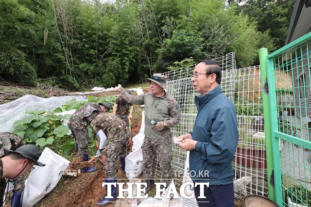 20일 육군 35사단 장병들이 수해 피해 현장에서 복구작업을 진행하고 있다. /임실군