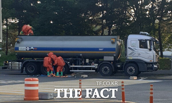 대전 신탄진휴게소 주차돼 있던 25톤 탱크로리에서 염산이 누출됐다. / 대전소방본부