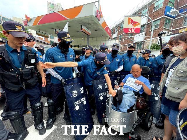 서울시가 탈시설 장애인 전수조사가 전장연에 대한 탄압이라는 주장에 대해 탄압이 아니라고 반박했다. 경찰과 대치하고 있는 전장연 활동가. /이장원 인턴기자