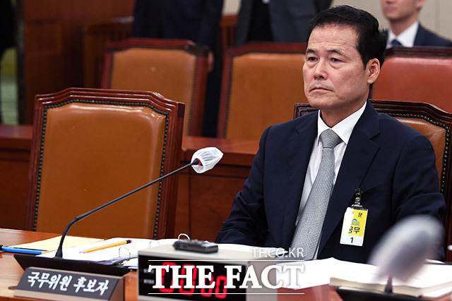 자료 제출 관련 의원들의 의사진행 발언 듣는 김 통일부 장관 후보자.