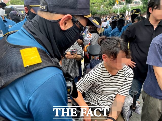 버스 시위 도중 경찰관을 다치게 한 혐의를 받는 전국장애인차별철폐연대(전장연) 활동가 유모 씨가 구속을 면했다. /이장원 인턴기자
