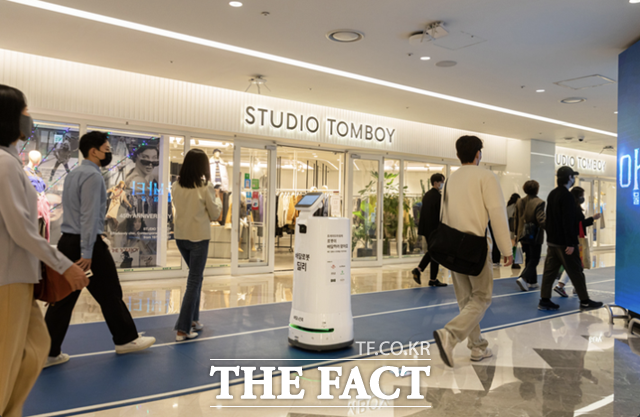 서울시가 2026년까지 총 2029억 원을 투입해 로봇 서비스 대중화에 나서는 등 로봇친화도시로 거듭난다. 코엑스·테헤란로 배달로봇 실증 사업 모습. /서울시