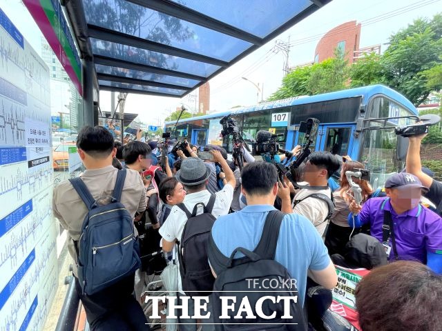 지난 14일 전장연의 버스탑승 시위가 열린 서울 종로구 혜화동로터리 버스정류장은 전장연 활동가들과 경찰, 기자들로 가득 찼다. 때문에 버스를 이용하는 시민들은 도로로 이동하기도 했다. /이장원 인턴기자
