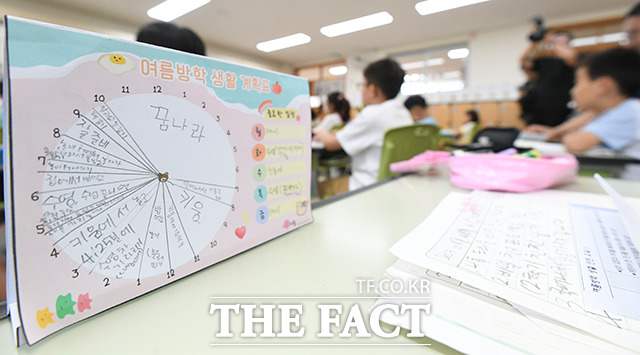 여름방학 시즌을 맞은 21일 오전 서울 마포구 공덕초등학교 학생의 여름방학 생활 계획표가 놓여 있다. /박헌우 기자