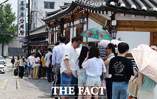 중복인 21일 오후 서울 종로구 체부동의 한 삼계탕 집 앞은 삼계탕을 먹으려는 사람들이 줄을 길게 서 있다./임영무 기자