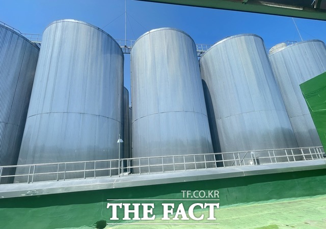 하이트진로 강원공장에는 총 108개의 저장탱크가 있으며 한 대의 저장 용량은 60만 리터다. /이중삼 기자
