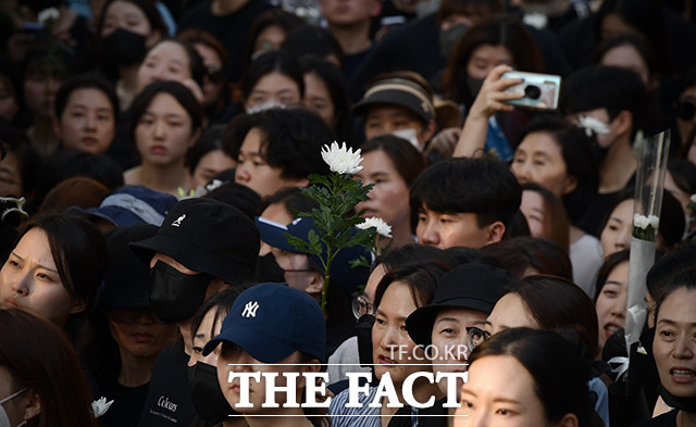 초등학교 교사가 교내에서 극단적인 선택을 한 사건이 발생한 가운데 20일 오후 서울 서초구 서이초등학교를 찾은 추모객이 국화꽃을 들고 있다. /서예원 인턴기자